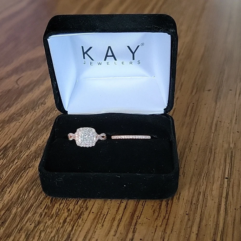 14K Rose gold bridal set Size 5 Reasonable offers will be considered. - Picture 5 of 8